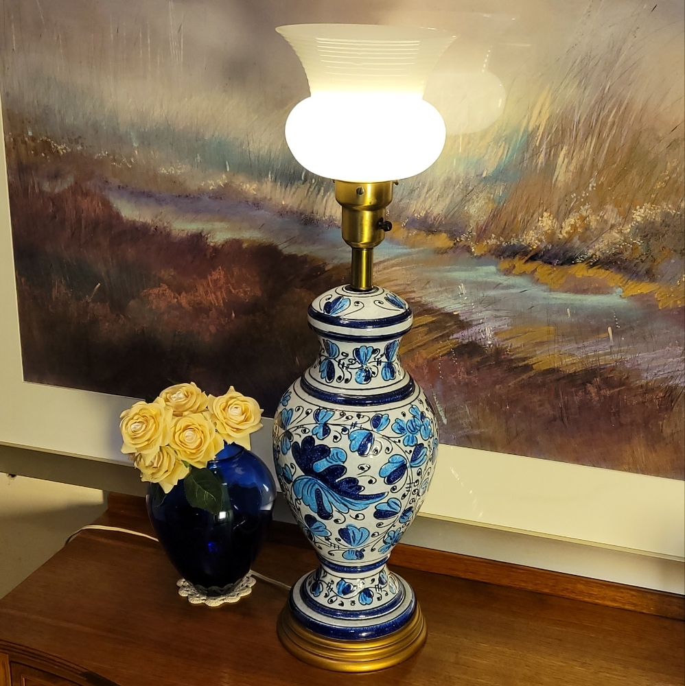 Elegant Blue and White Ceramic Table Lamp